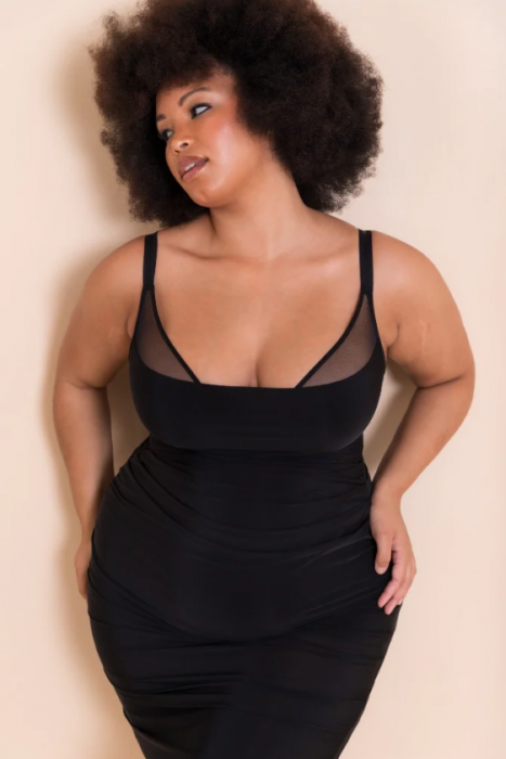 Платье-комбинация Scantilly Mirage с глубоким вырезом и косточками - черное